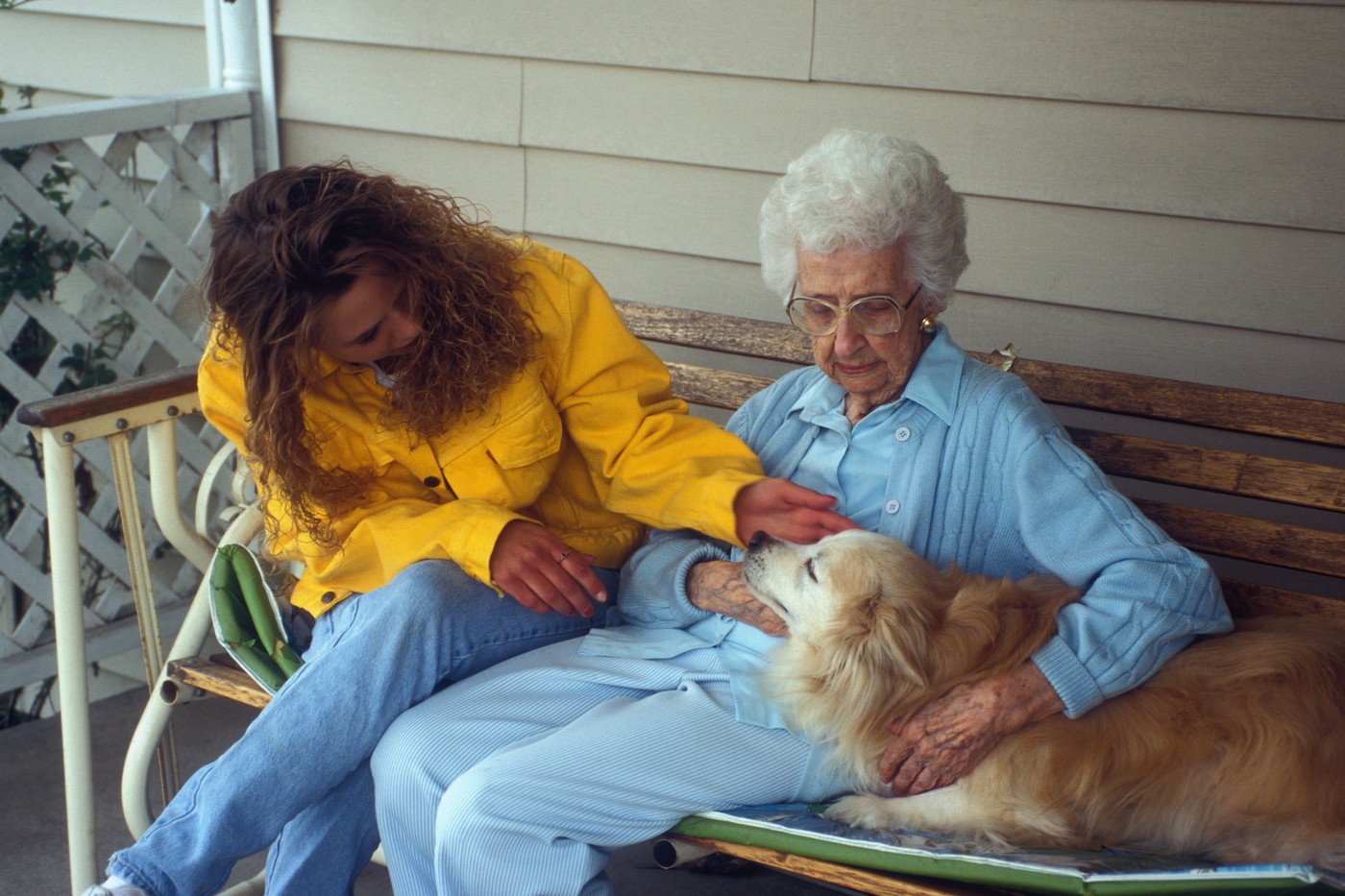 Psi so odlični družinski člani tudi v gospodinjstvih, kjer živijo starejše osebe. Foto: Profimedia