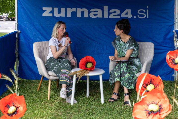 Maja Stopar, dr. vet. med., v pogovoru z igralko Laro Komar. Vir: Cimet studio.